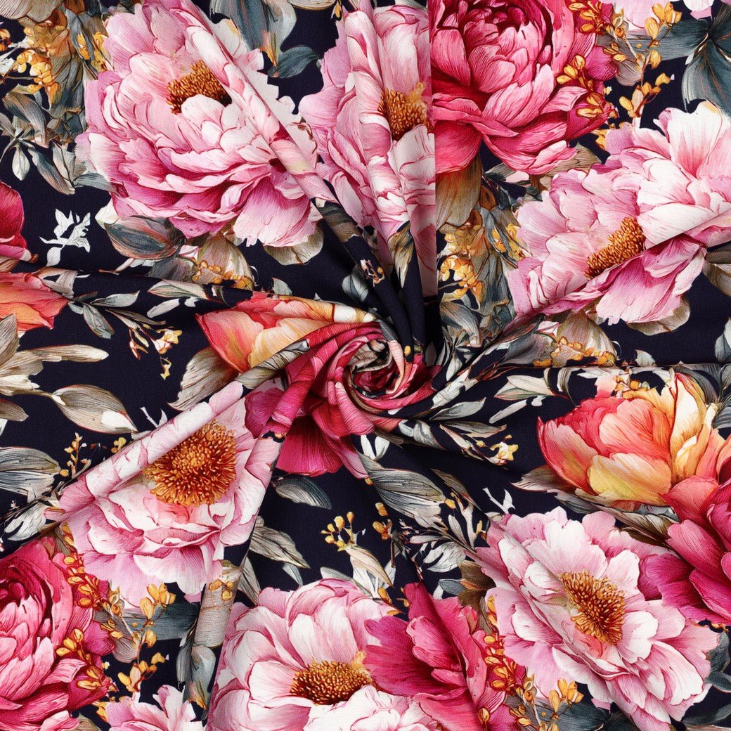 Image d'un tissu 100 % viscose à pivoines sur fond noir – disponible en ligne chez Šarlotes audumi