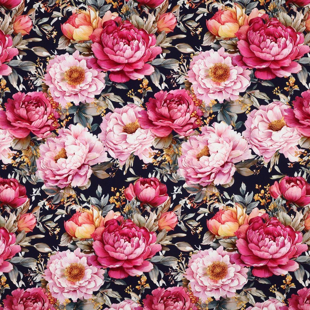 Image d'un tissu 100 % viscose à pivoines sur fond noir – disponible en ligne chez Šarlotes audumi
