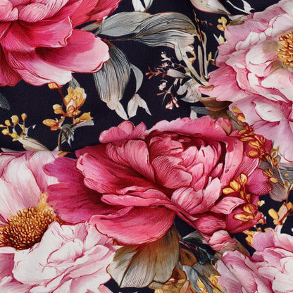 Image d'un tissu 100 % viscose à pivoines sur fond noir – disponible en ligne chez Šarlotes audumi