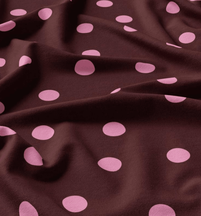 Image du tissu 100 % viscose, cercles roses sur fond bordeaux – disponible en ligne chez Šarlotes audumi