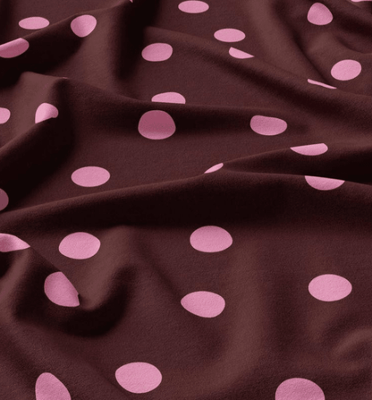 Image du tissu 100 % viscose, cercles roses sur fond bordeaux – disponible en ligne chez Šarlotes audumi