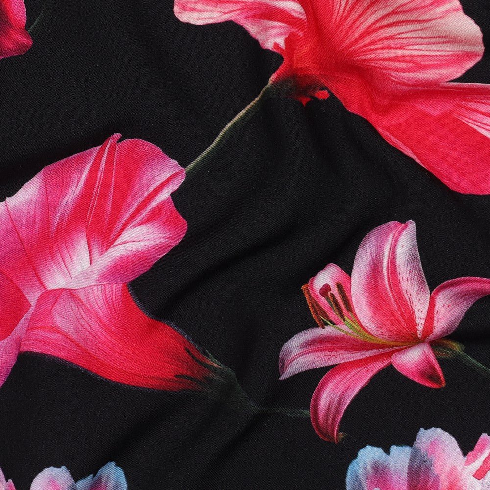 Tissu 100 % viscose - fleurs roses sur fond noir 110 g/m²