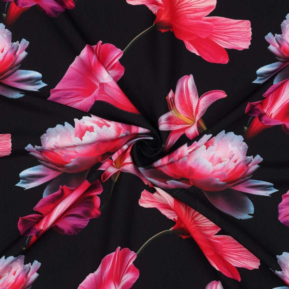 Tissu 100 % viscose - fleurs roses sur fond noir 110 g/m²