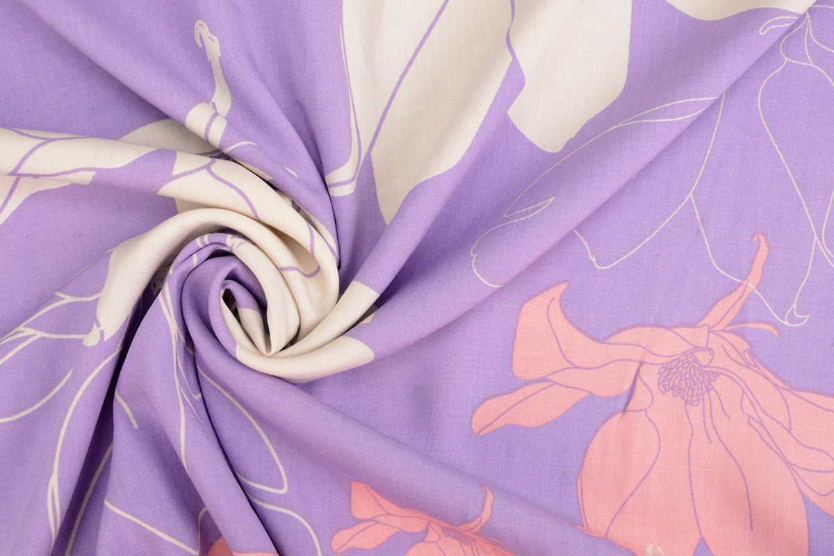 Tissu 100 % viscose – fleurs sur fond lilas 105 g/m²