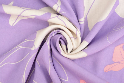 Tissu 100 % viscose - fleurs sur fond lilas 105 g/m²