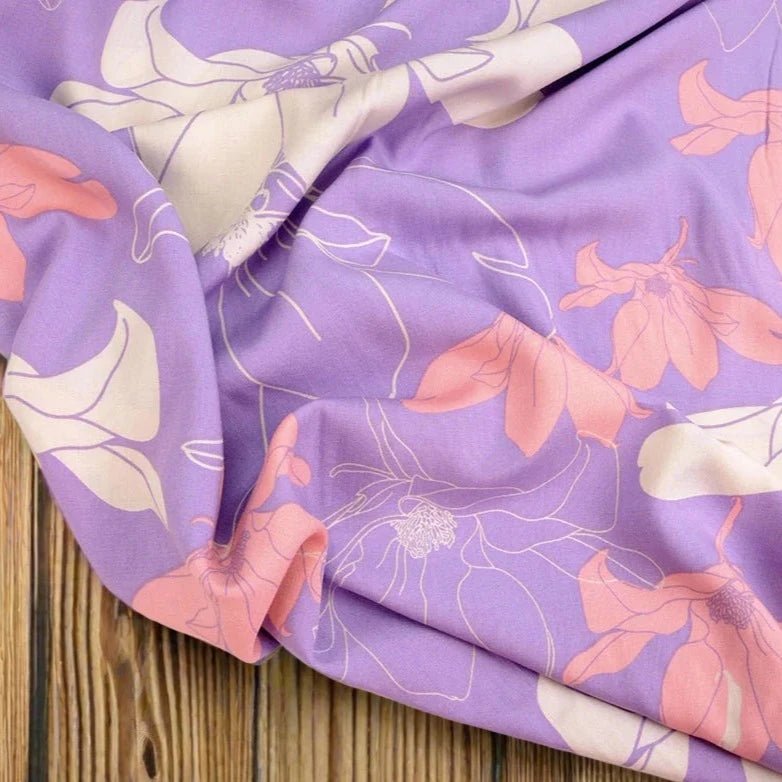 Tissu 100 % viscose - fleurs sur fond lilas 105 g/m²