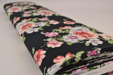 Image avec tissu 100 % viscose à fleurs sur fond noir 100 g/m² – disponible chez Šarlotes audumi