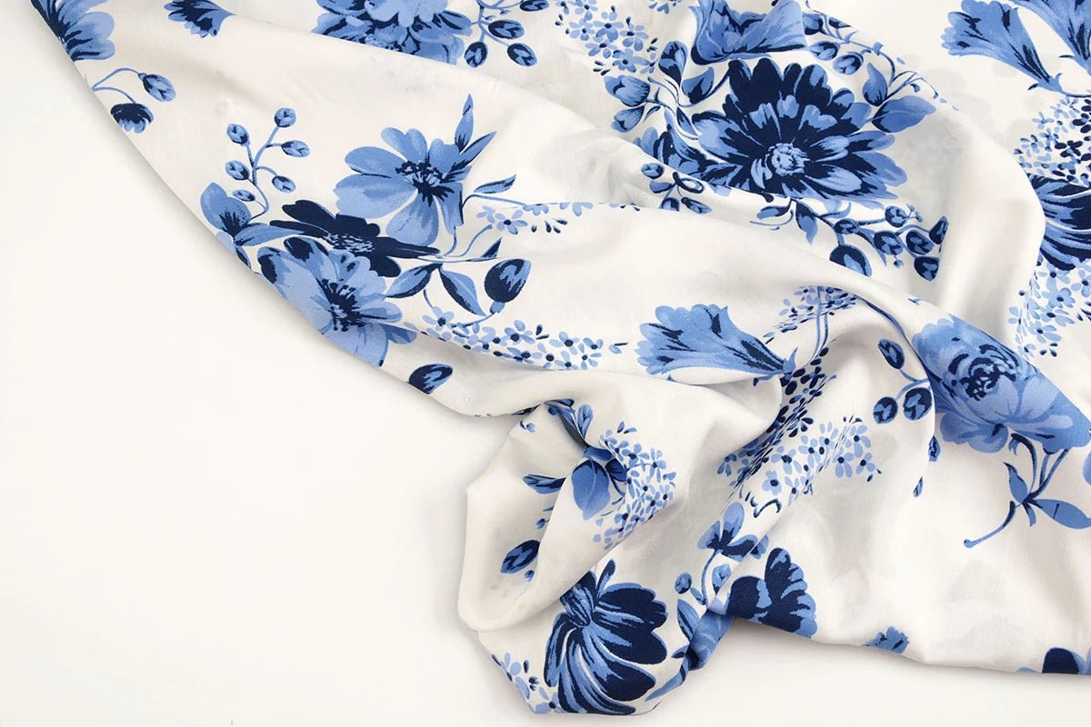 Tissu 100 % viscose - motif floral bleu 95 g/m²