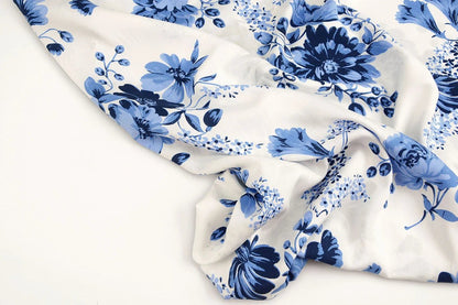 Tissu 100 % viscose - motif floral bleu 95 g/m²