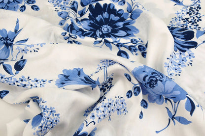100% tissu en viscose - motif floral bleu 95 g/m²
