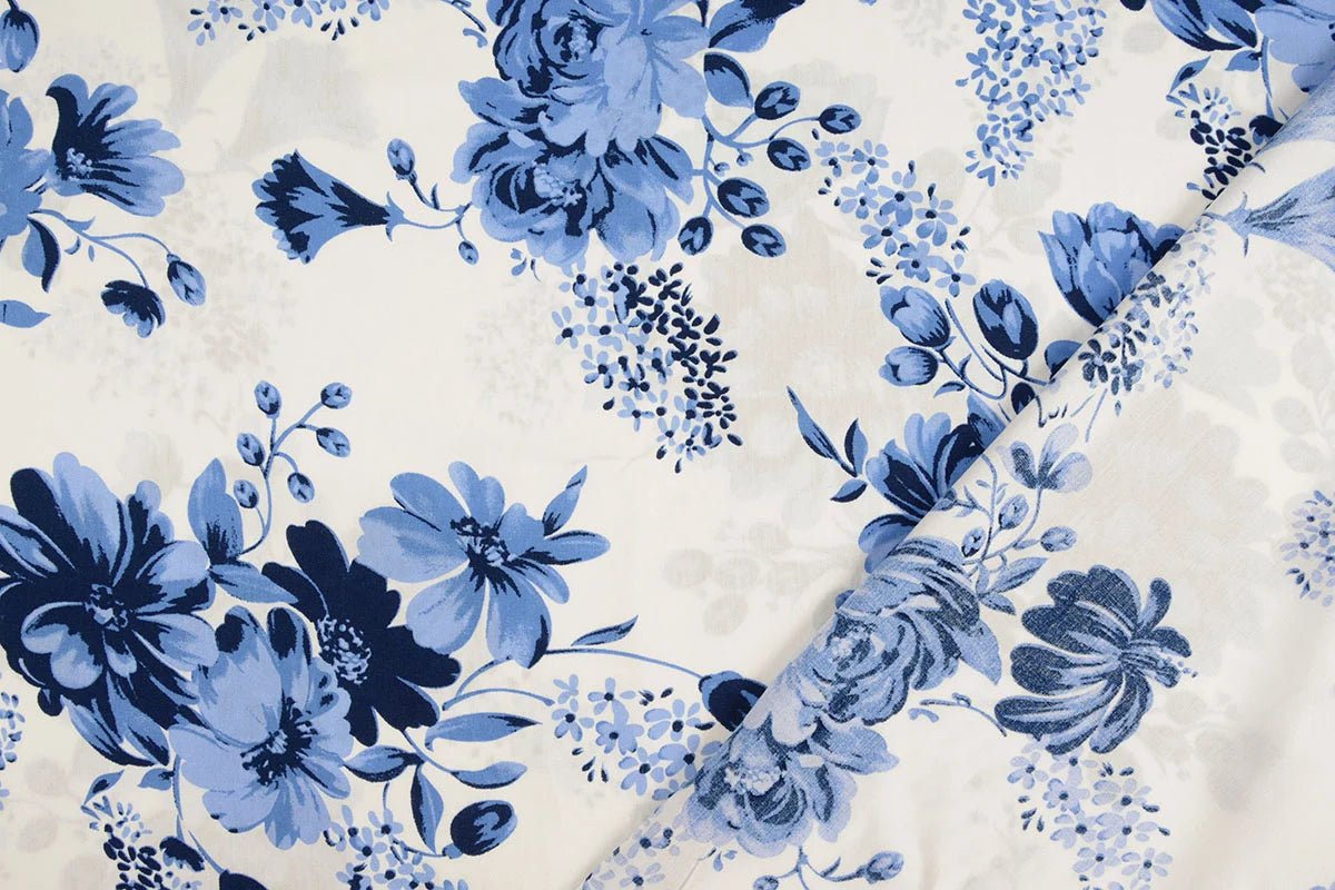 Tissu 100 % viscose - motif floral bleu, 95 g/m²