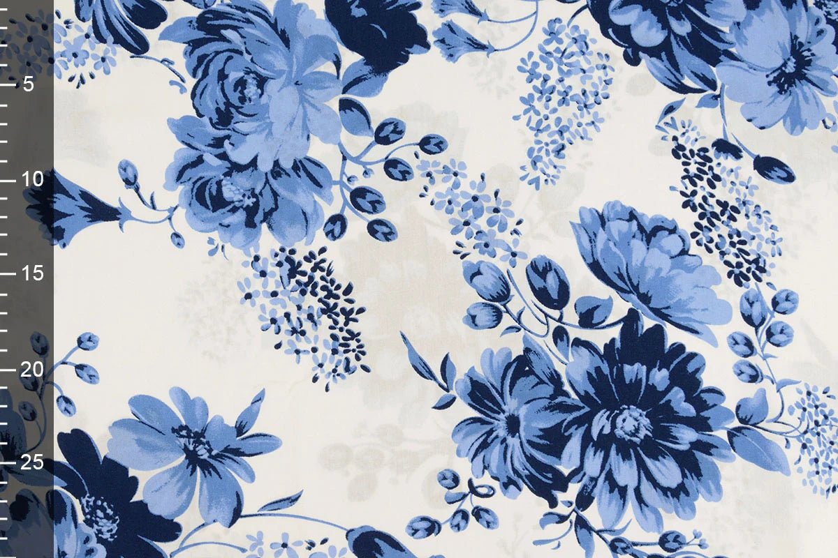 Tissu 100 % viscose - motif floral bleu 95 g/m²