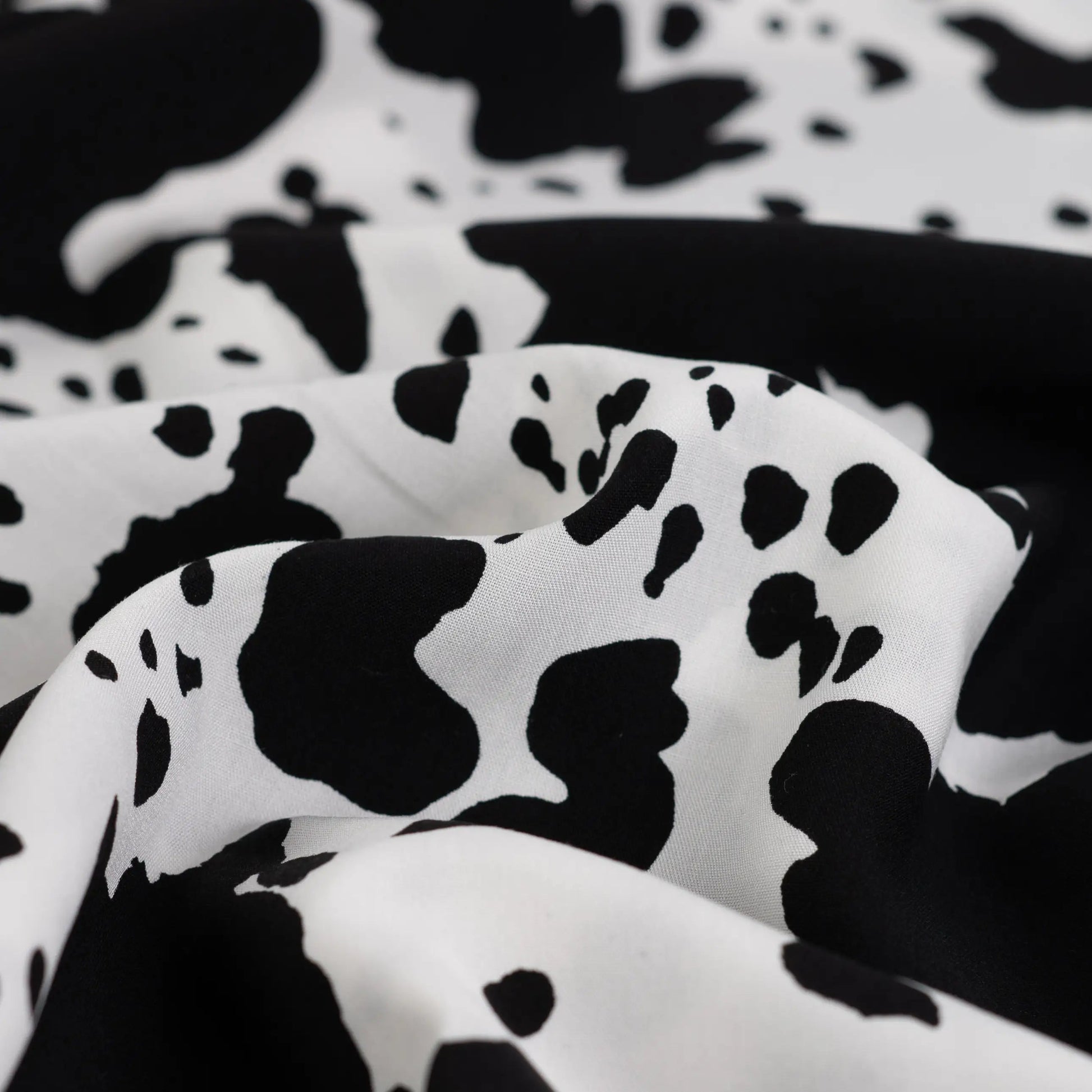 Image en satin 100 % viscose - motif dalmatien 105 g/m² – disponible chez Šarlotes audumi