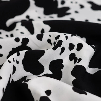 Image en satin 100 % viscose - motif dalmatien 105 g/m² – disponible chez Šarlotes audumi