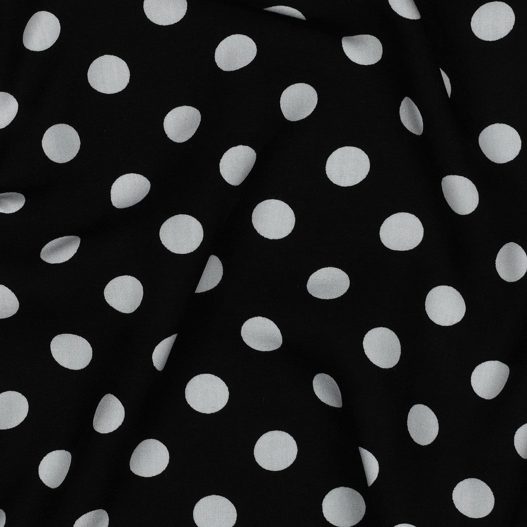 Image en satin 100 % viscose à pois 110 g/m² – disponible chez Šarlotes audumi