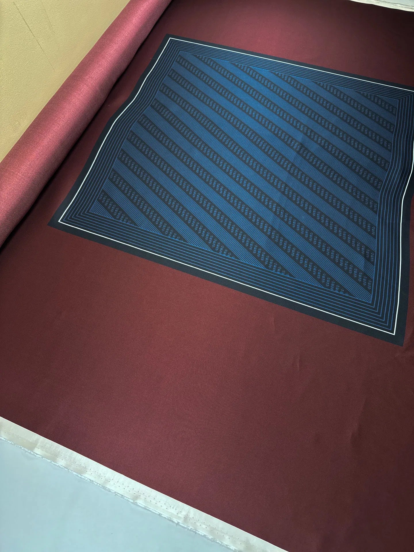 Tissu 100 % soie - bordeaux avec motif graphique 80 g/m²