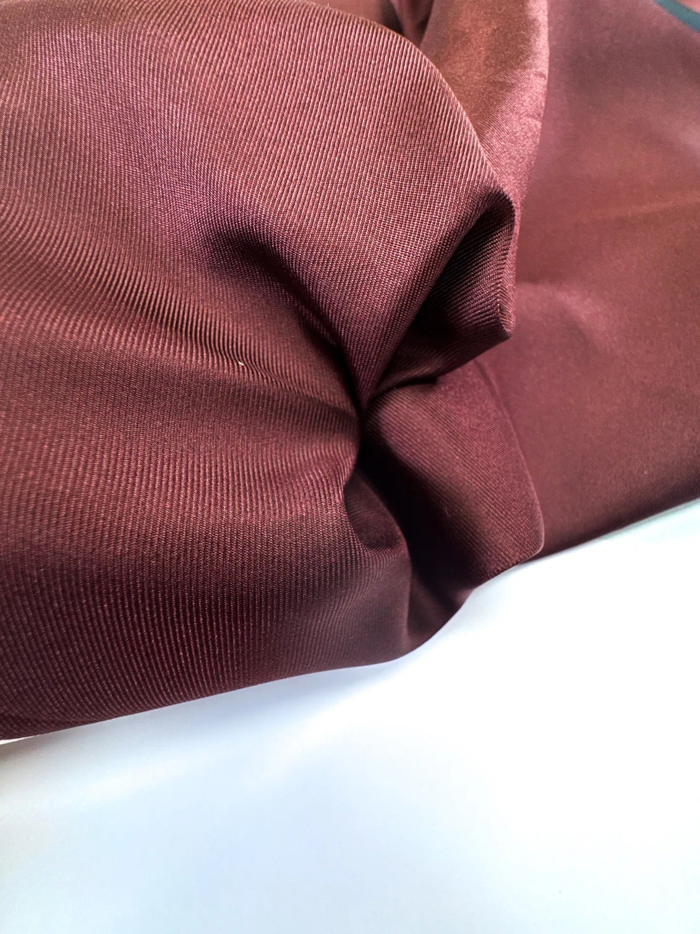 100 % tissu en soie - bordeaux à motif graphique 80 g/m²