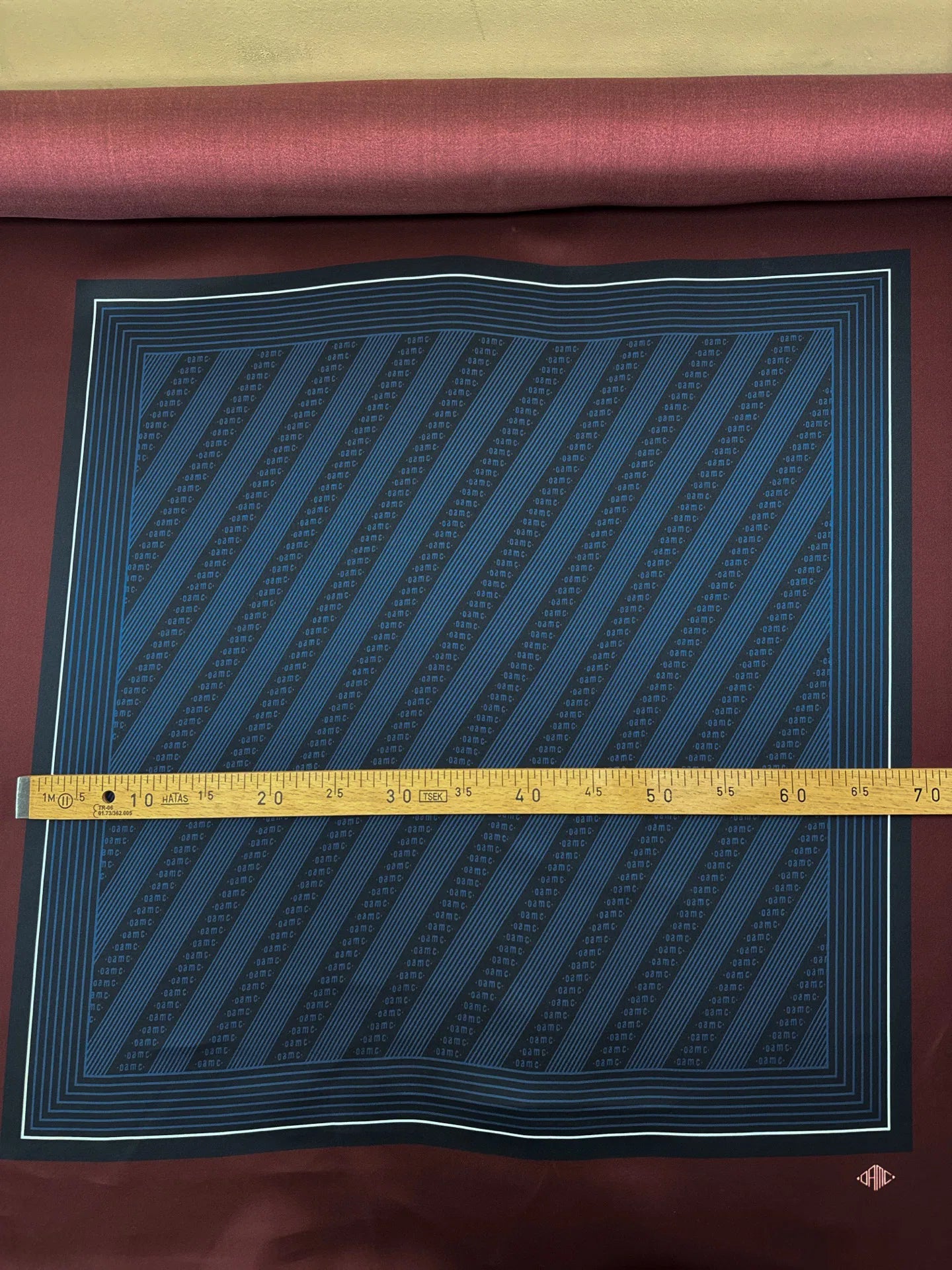 Tissu 100 % soie - bordeaux avec motif graphique 80 g/m²