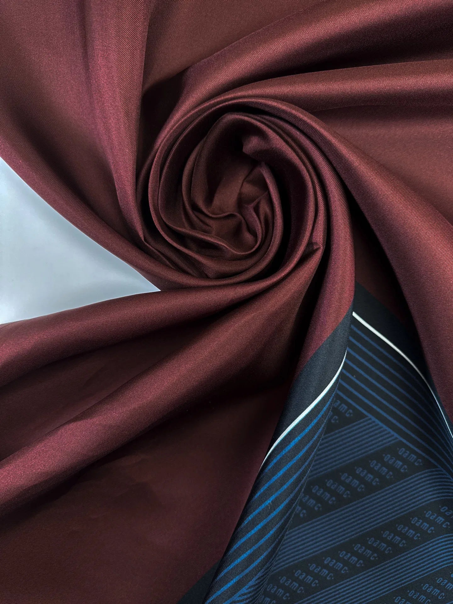 Tissu 100 % soie - bordeaux avec motif graphique 80 g/m²