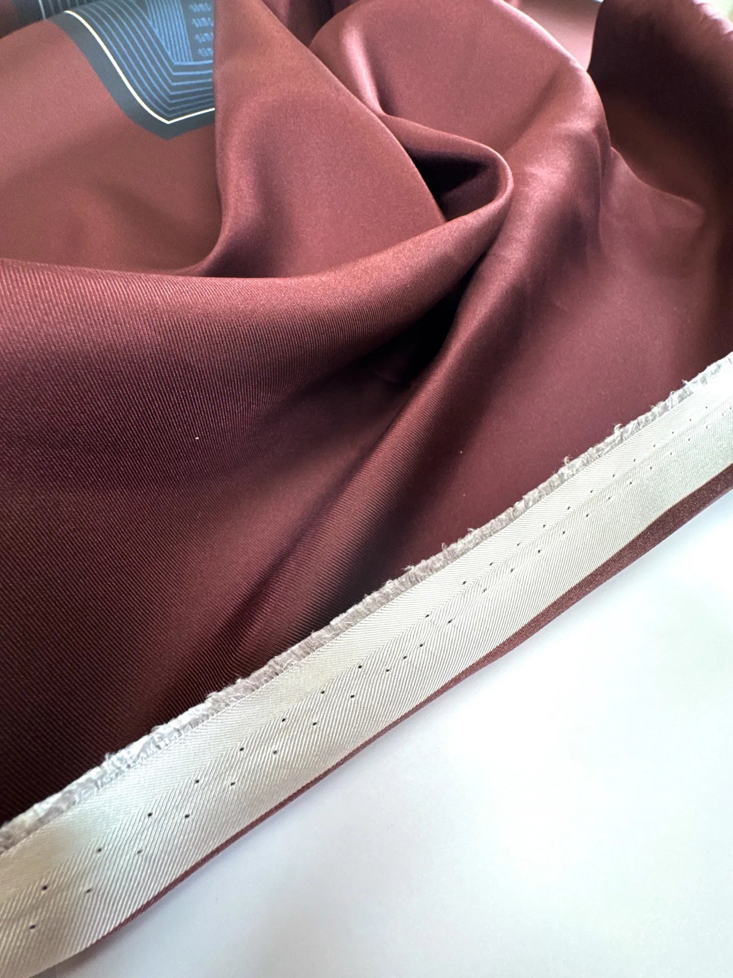 Tissu 100 % soie - bordeaux avec motif graphique 80 g/m²