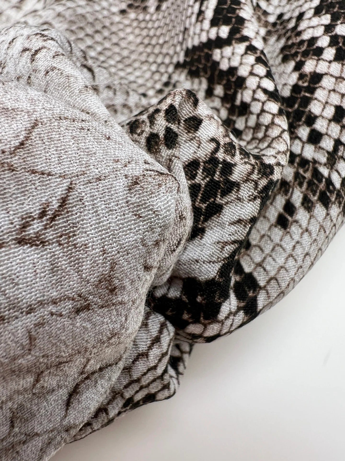 Viscose crepe fabric with snakeskin pattern in beige tones – Italy