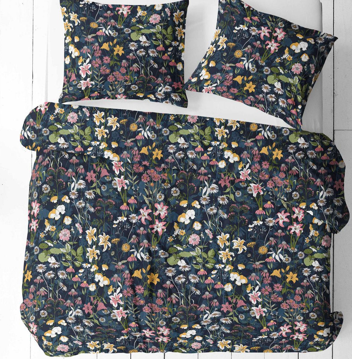 100% Baumwollstoff – Blumen auf dunklem Hintergrund