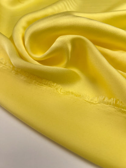 Tissu satin 100 % soie jaune – Italie, avec un léger défaut