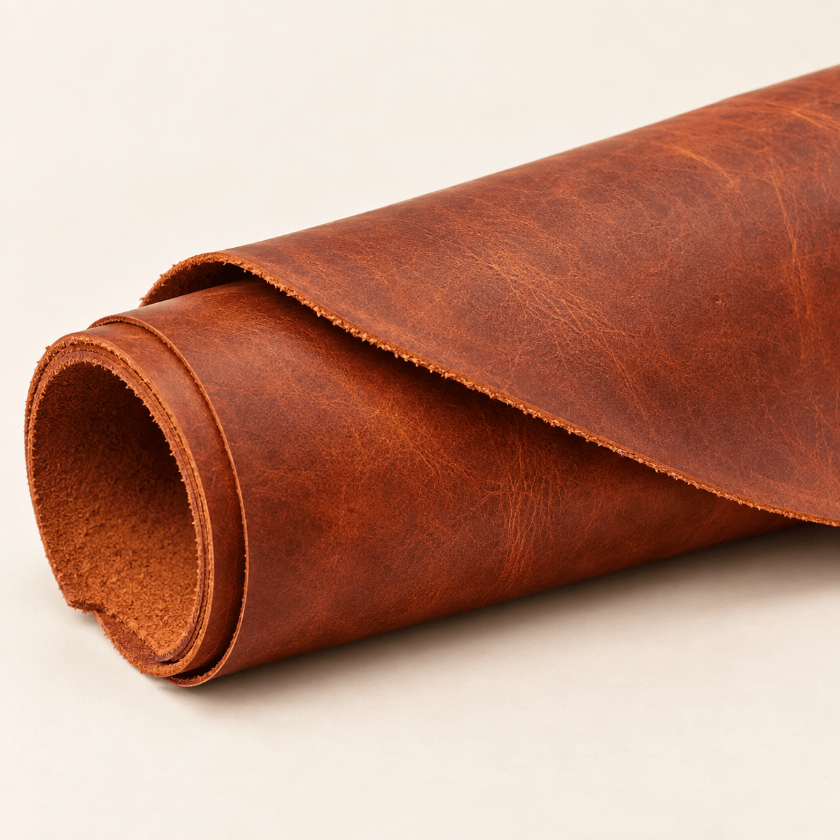 Image de cuir Crazy Horse naturel 5. Résistant, souple et au look vintage caractéristique. 1,2–1,5 mm – disponible en ligne chez Tissus Charlotte