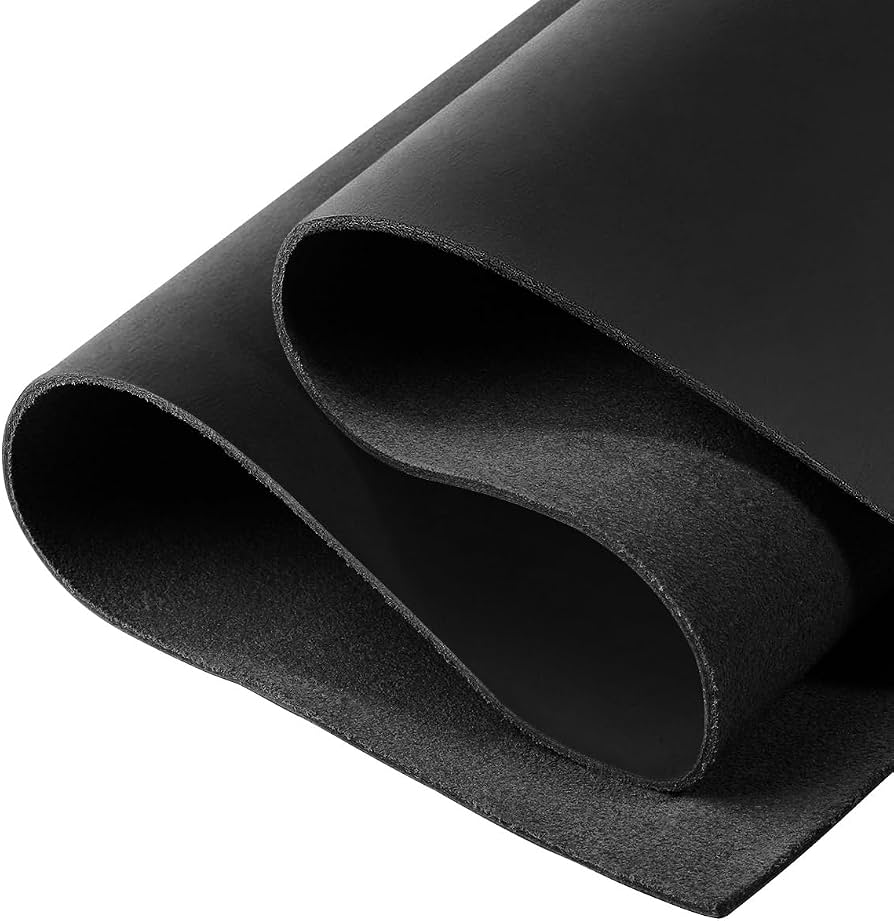 Image n° 7. Cuir de vache noir naturel, ferme, souple et indéformable, 2 mm – disponible en ligne chez Šarlotes audumi