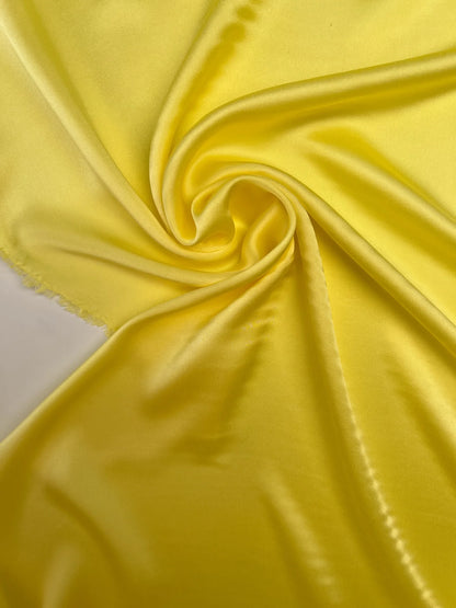 Tissu satin 100 % soie jaune – Italie, avec un léger défaut