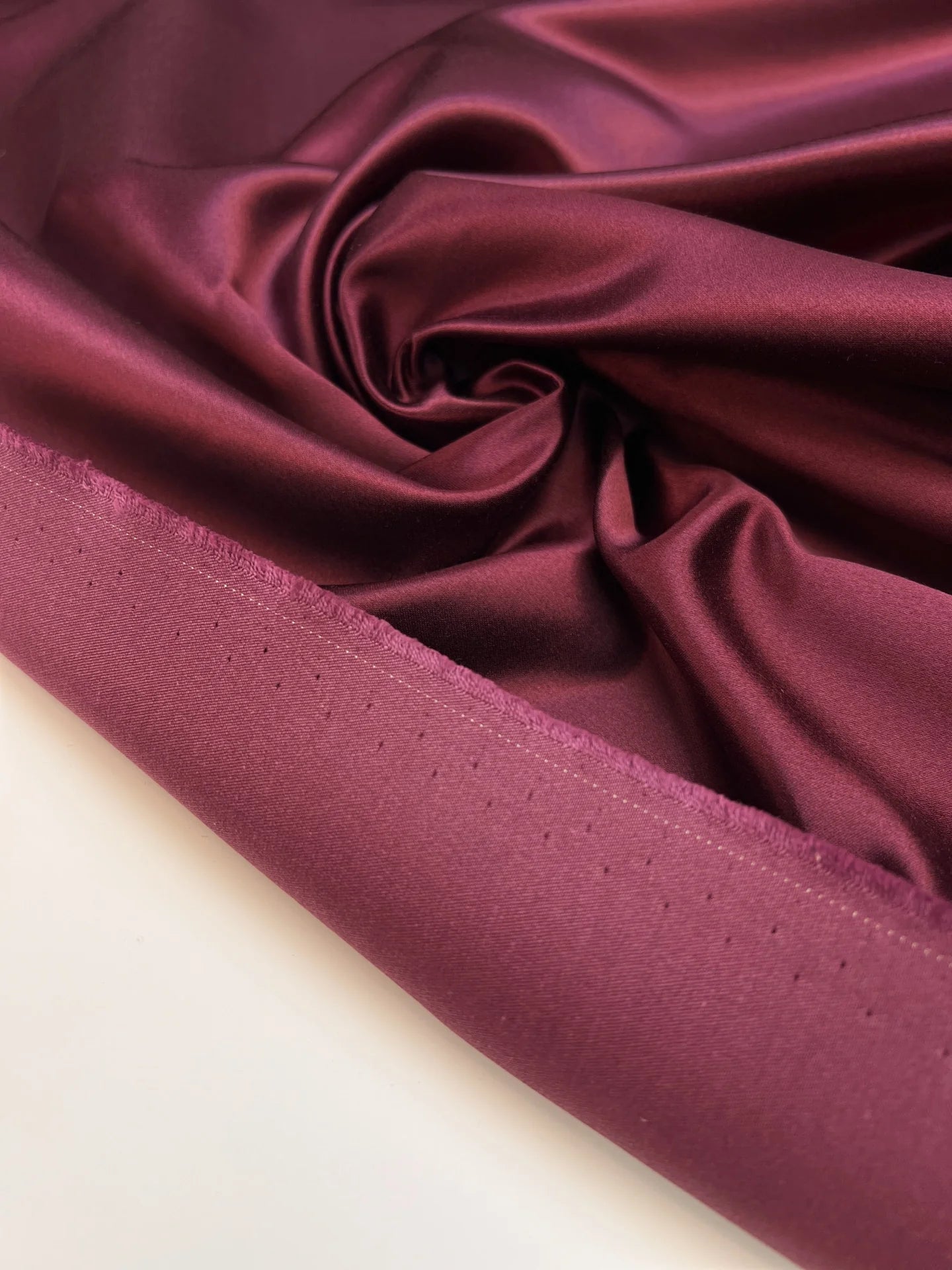 Italian silk and cotton satin fabric in dark purple – 195 g/m²