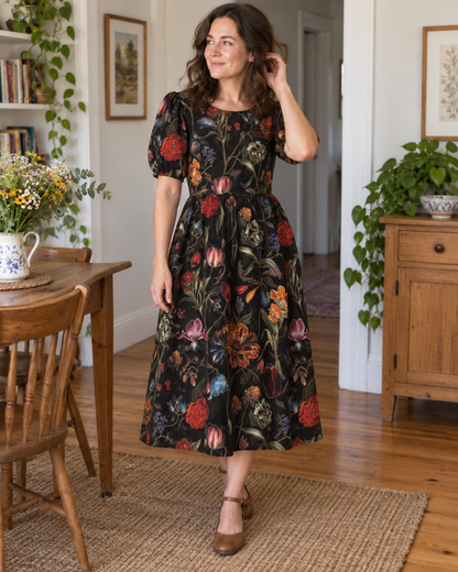 Tissu gabardine en viscose - fleurs sur fond noir