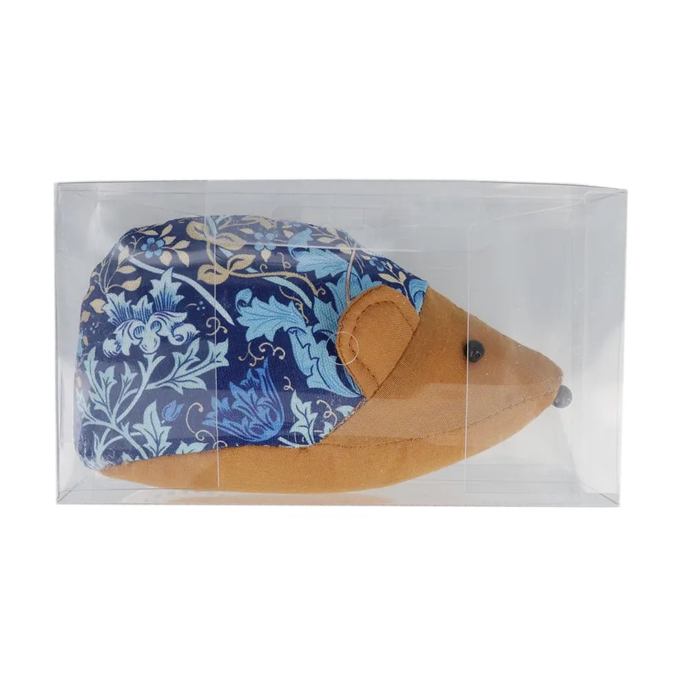 Coussin à aiguilles hérisson à motif floral Hobby Gift – disponible chez Šarlotes audumi