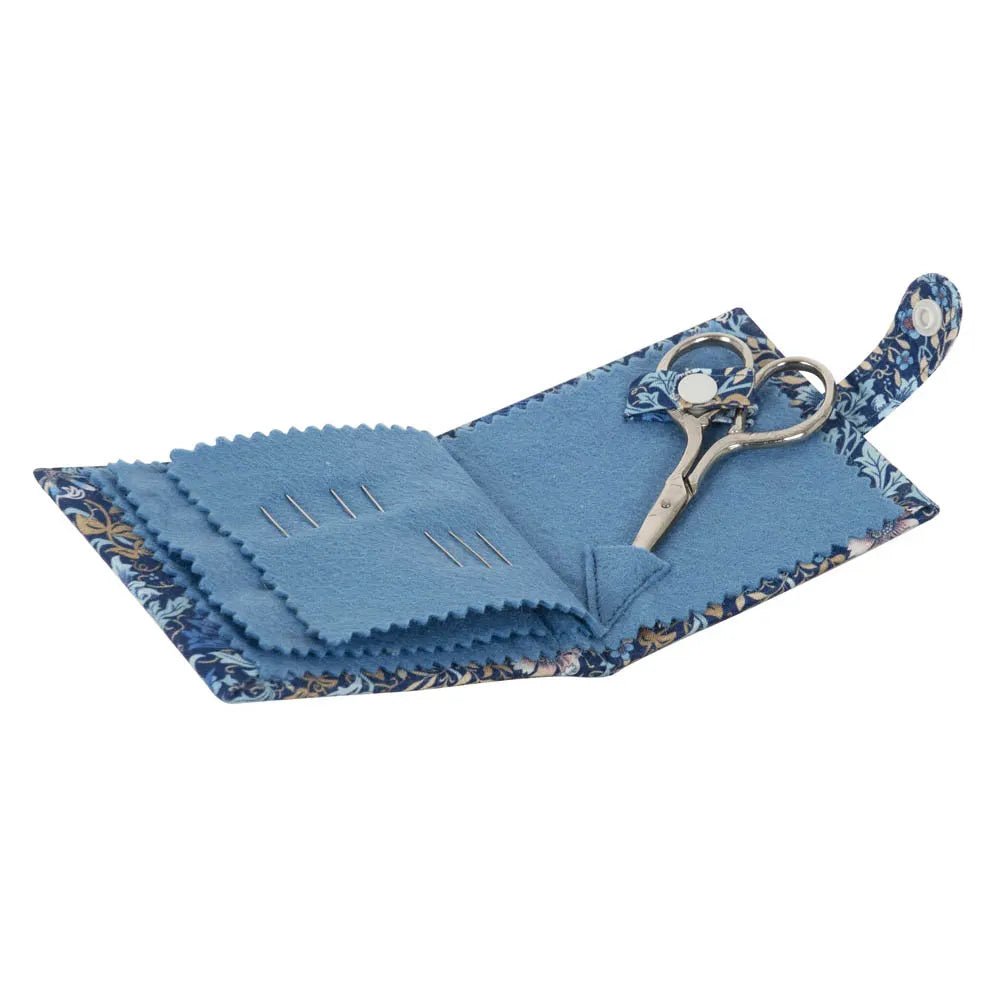 Image d'un étui pour aiguilles et ciseaux à motif floral Hobby Gift – disponible chez Šarlotes audumi