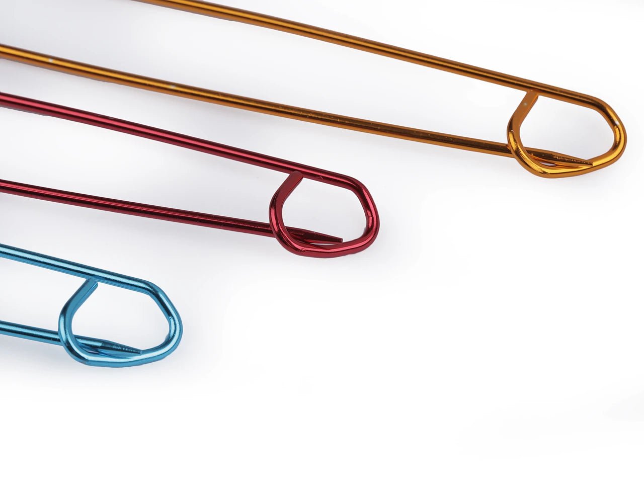 Image with knitting stitch holders – set of 3 | Aluminum cable needles – available at Šarlotes audumi