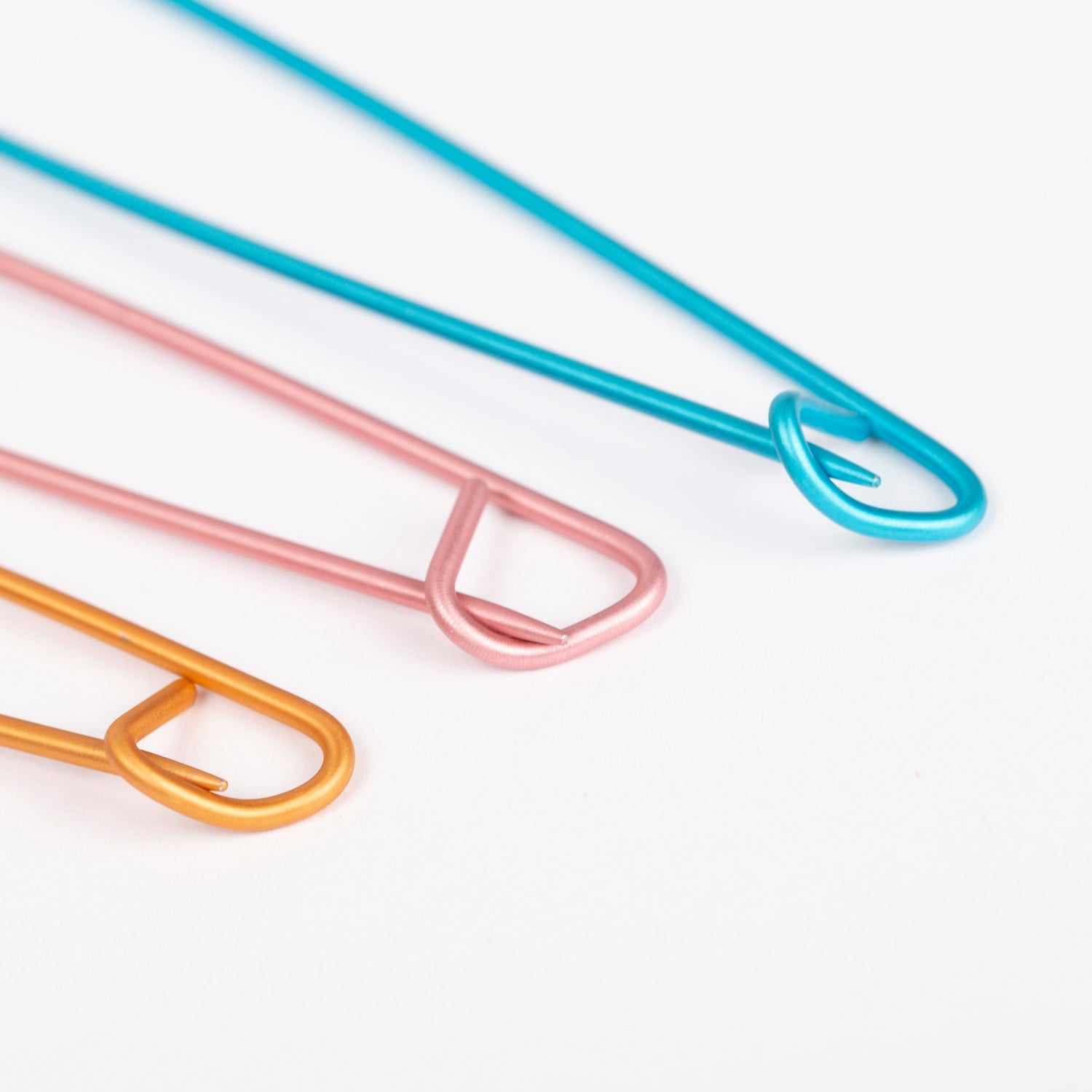 Image avec des porte-mailles Drops – lot de 3 | Aiguilles auxiliaires en aluminium – disponible chez Šarlotes audumi