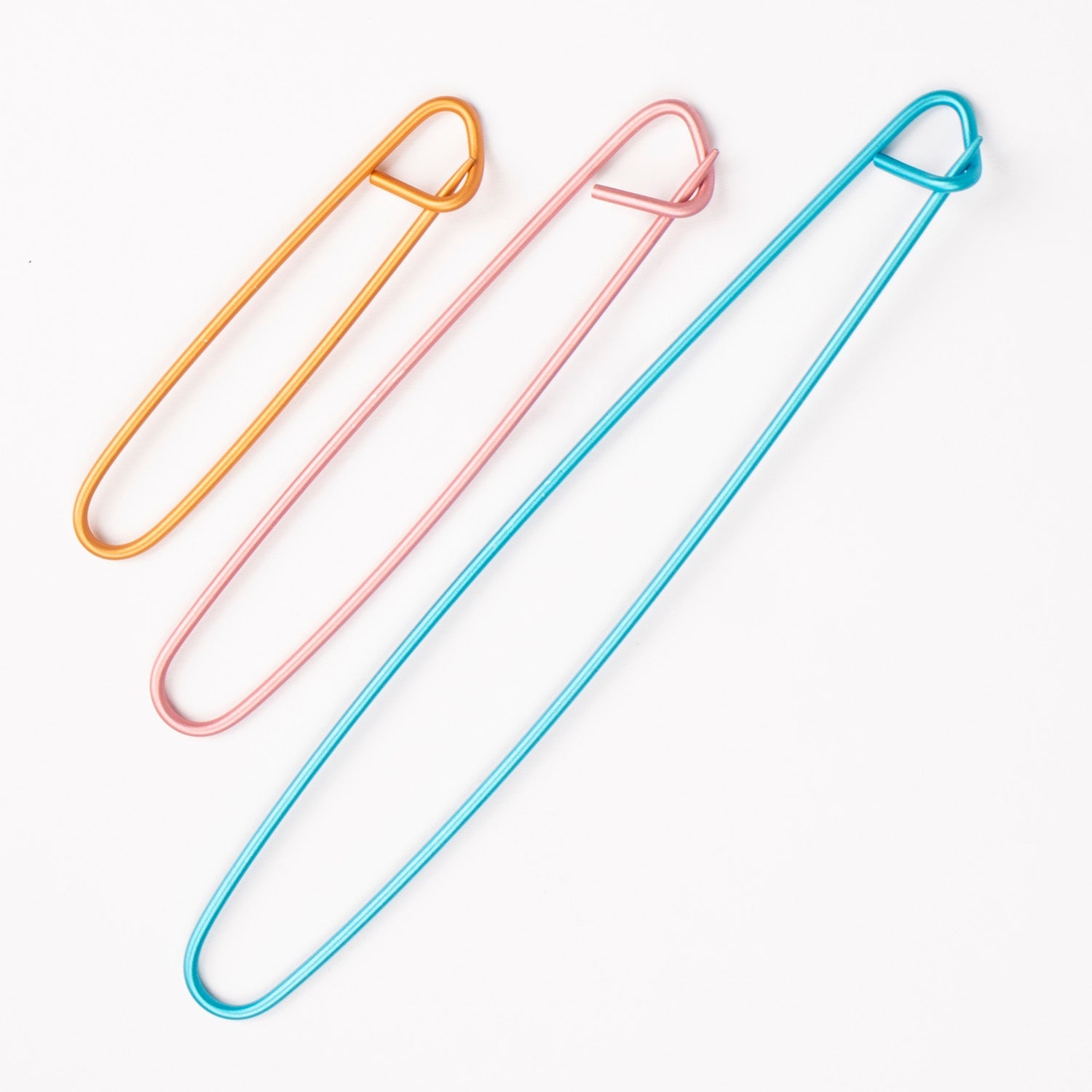 Image avec porte-mailles Drops – lot de 3 | Aiguilles auxiliaires en aluminium – disponible chez Šarlotes audumi