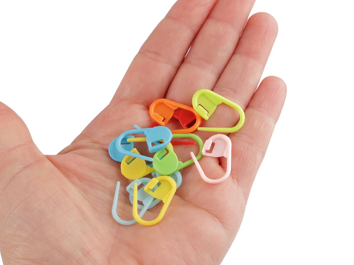 Image avec marqueurs de maille / épingles de sûreté, 120 pièces en boîte – disponible en ligne chez Šarlotes audumi