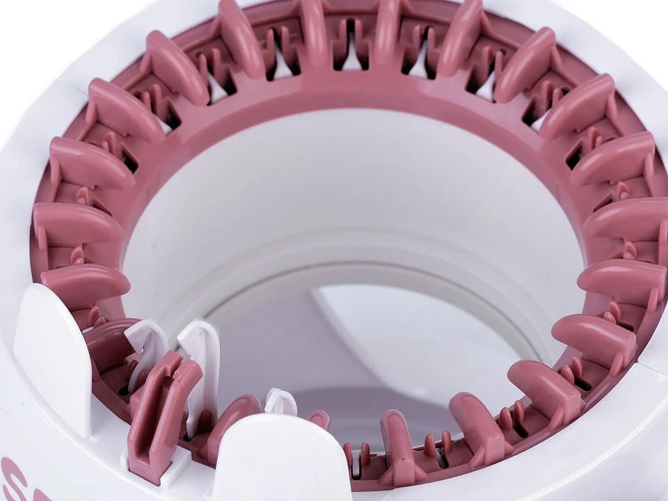 Image de la machine à tricoter Sentro – disponible chez Charlotte’s tissus