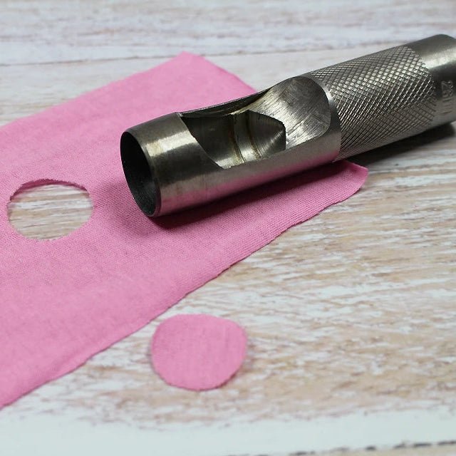 Image du jeu de perforateurs à trous ronds pour tissu et cuir (8 pièces) – disponible chez Šarlotes audumi