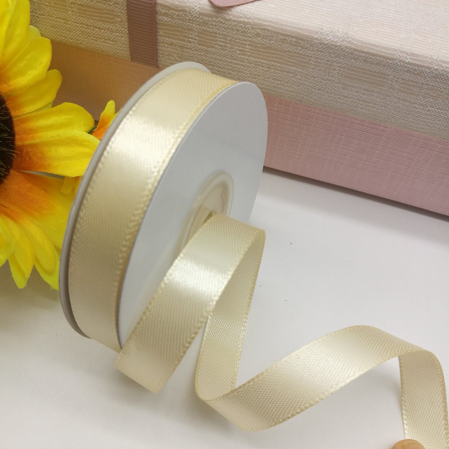 Ruban en satin couleur crème 25 mm (lot de 25 m)