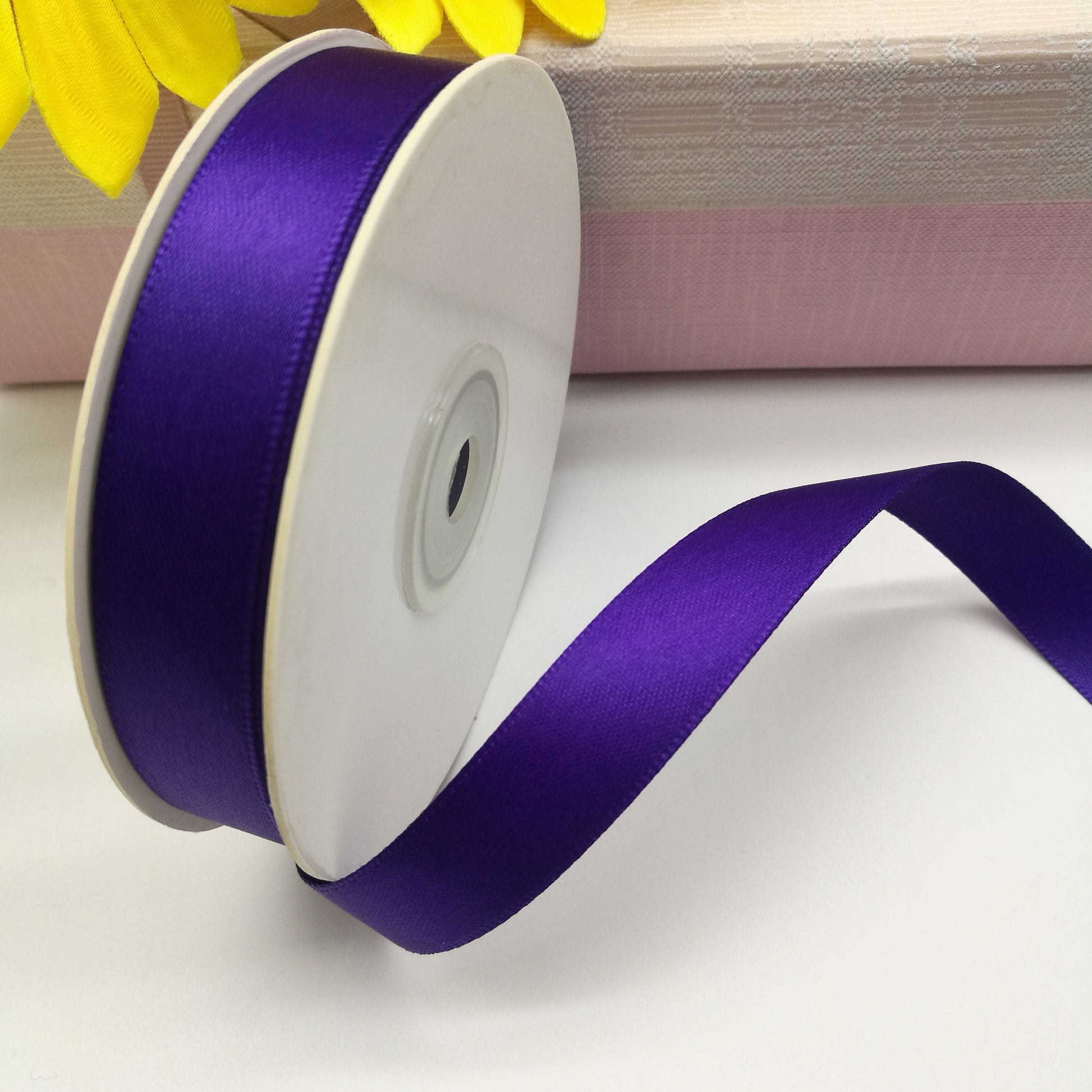 Ruban satin - violet foncé 25 mm (emballage 25 m)