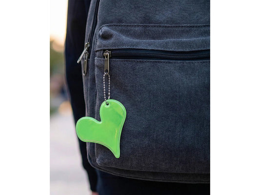Image d’un pendentif réfléchissant/zipper en forme de cœur – disponible chez Šarlotes audumi