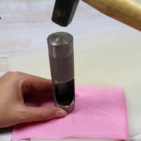 Image d’un poinçon pour tissu et cuir Ø14 ; 17 ; 18 ; 19 ; 20 ; 22 mm – disponible chez Šarlotes audumi