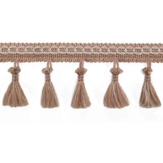 Image d’un ruban à franges avec pompons 55 mm - latte – disponible chez Šarlotes audumi