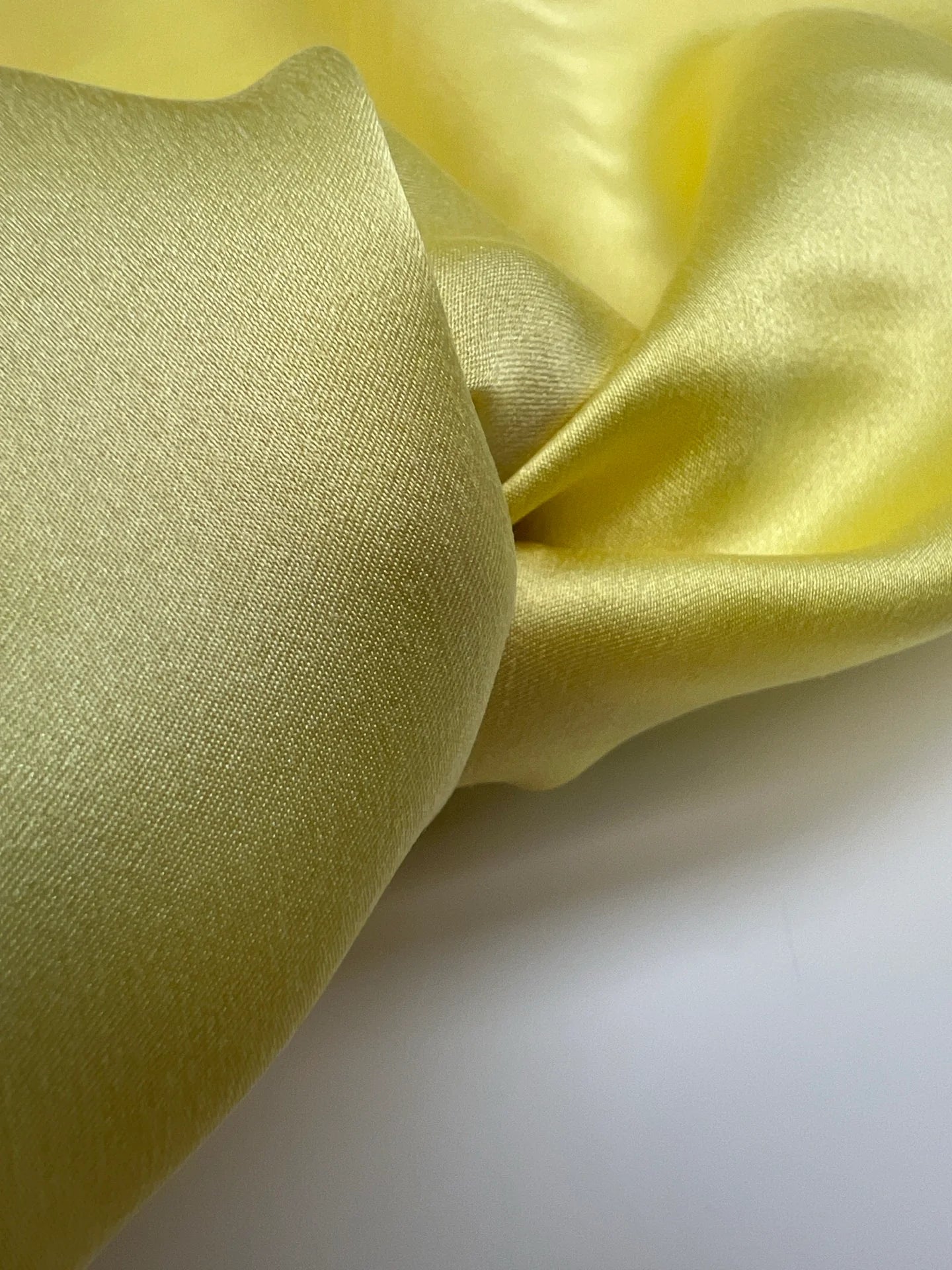 Tissu satin 100 % soie jaune – Italie, avec un léger défaut