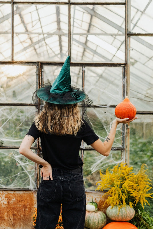 Image du patron gratuit de chapeau de sorcière « Pusnakts » – PDF, 7 tailles – disponible en ligne chez Šarlotes audumi