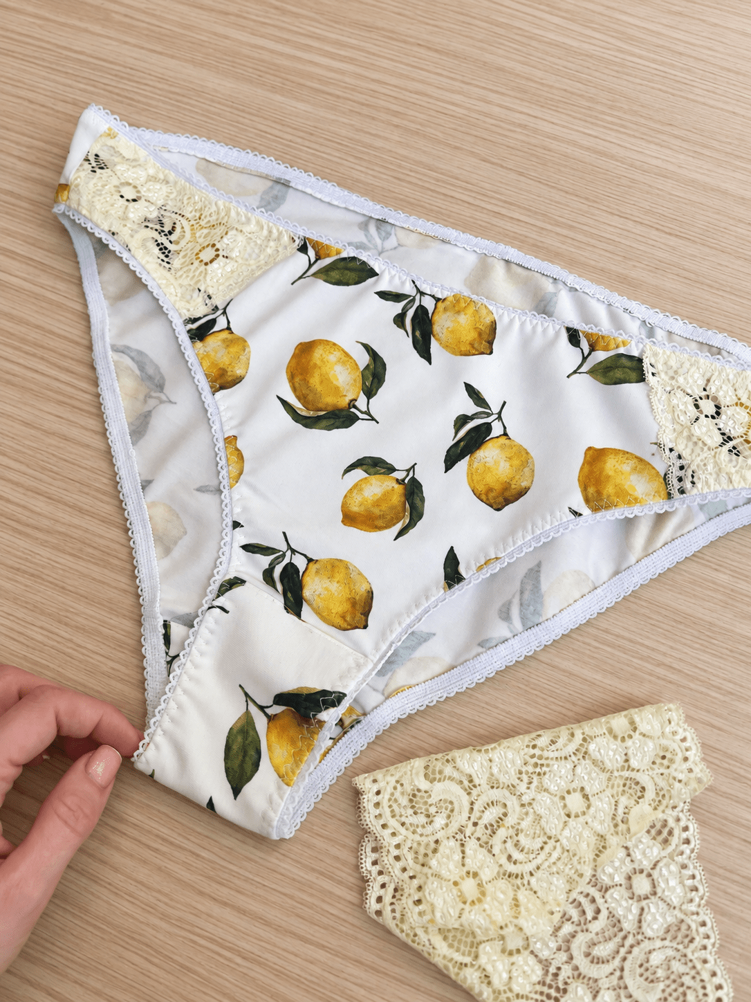 Image avec patron PDF GRATUIT de culotte femme | XS–2XL – disponible en ligne chez Šarlotes audumi