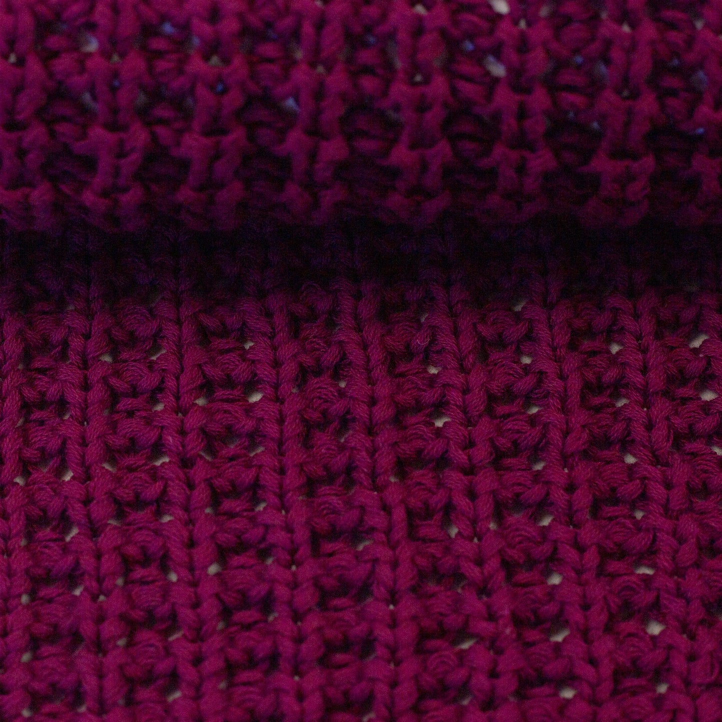 Image d’un tricot épais 100 % coton - bordeaux 615 g/m² – disponible chez Šarlotes audumi