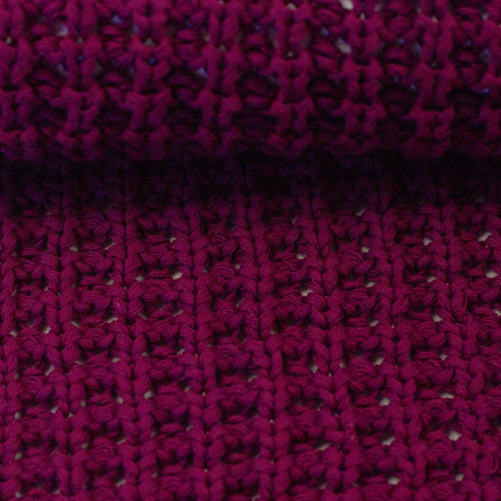 Image d’un tricot épais 100 % coton - bordeaux 615 g/m² – disponible chez Šarlotes audumi